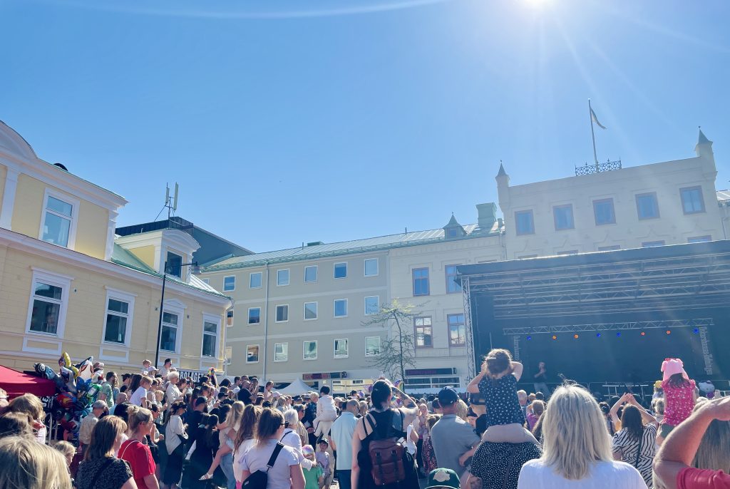 Solig dag i Oskarshamn med scen och ett folkhav.