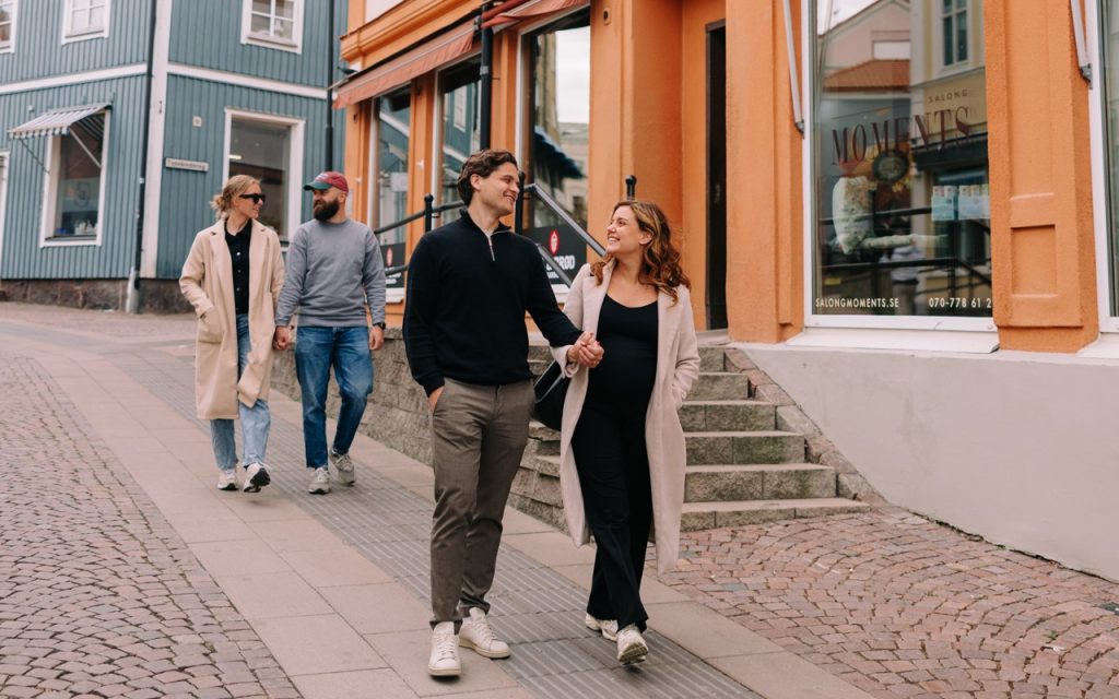 Personer som promenerar i Oskarshamn.