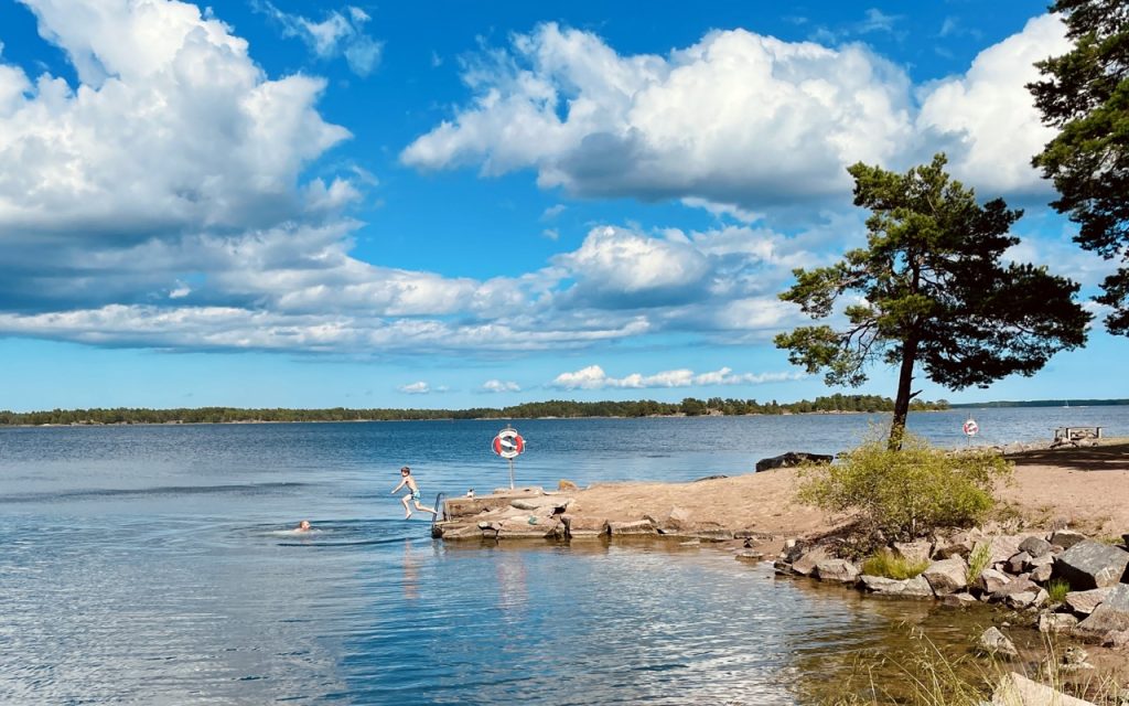 Personer som badar i Vånevik Oskarshamn. Fotograf Madeleine Lindekrantz.