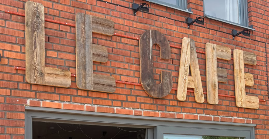 Bild på fasaden LE CAFE i Figeholm, Oskarshamn
