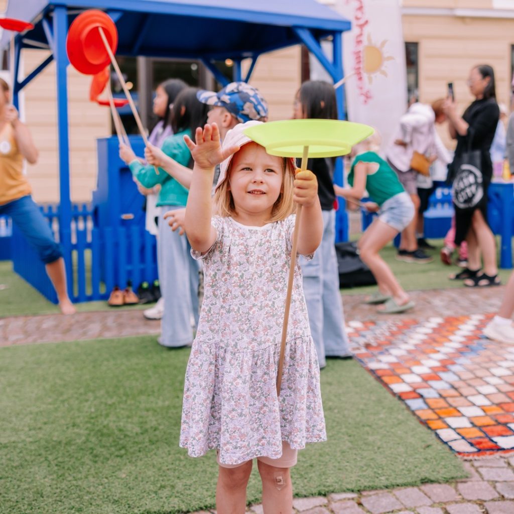 Barn som leker på Sommartorget