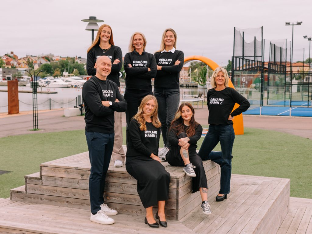 Gruppbild på personalen Attraktiva Oskarshamn AB