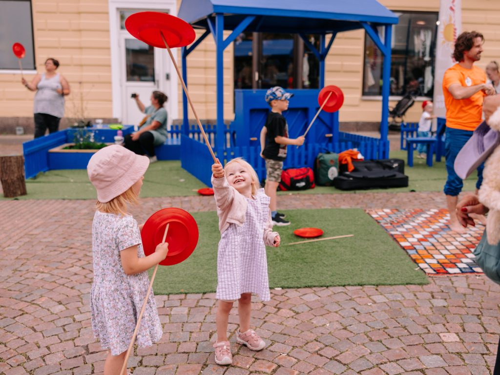 Barn som leker på Sommartorget i Oskarshamn