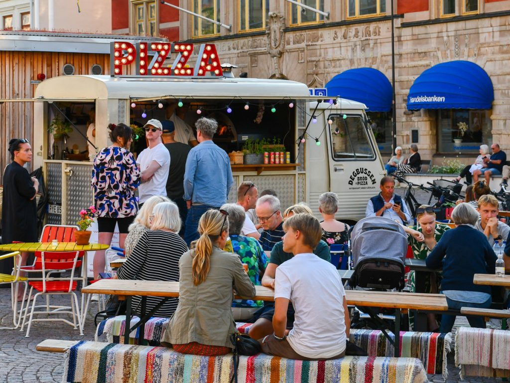 Bild på personer vid en pizzavagn på lilla torget i Oskarshamn.