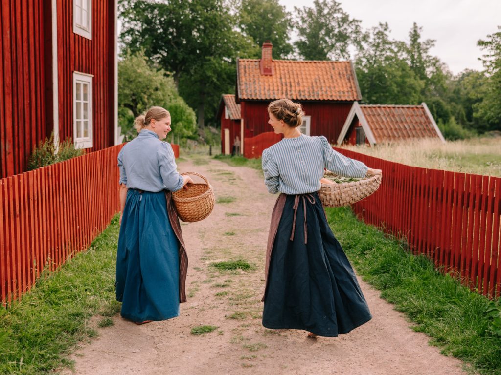 Personer som går i Stensjö by.