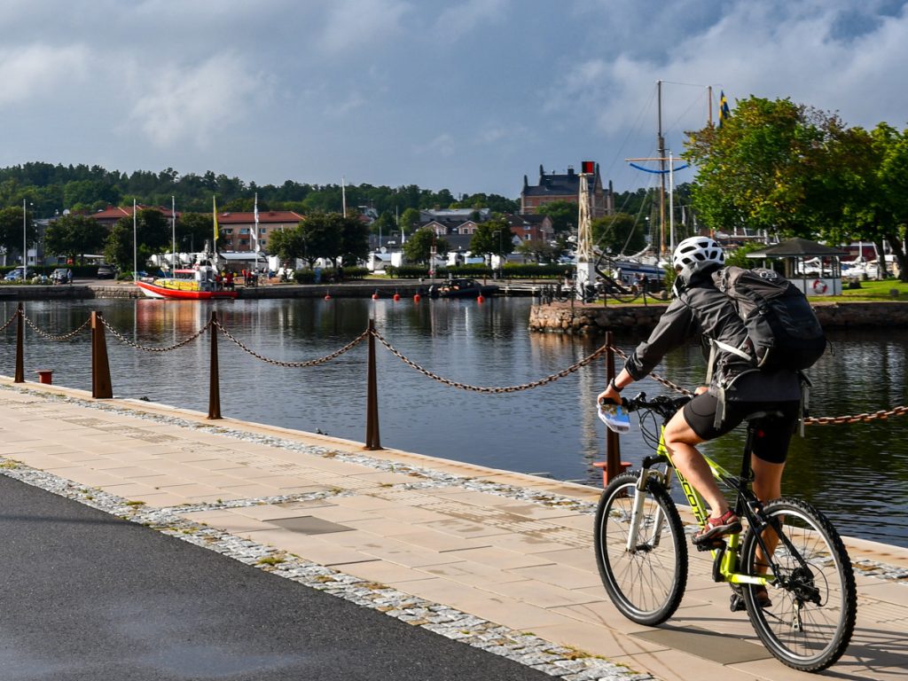 Person som cyklar längs hamnen i Oskarshamn
