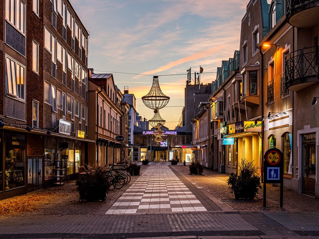 Gågata i Oskarshamn centrum i kvällsljus.