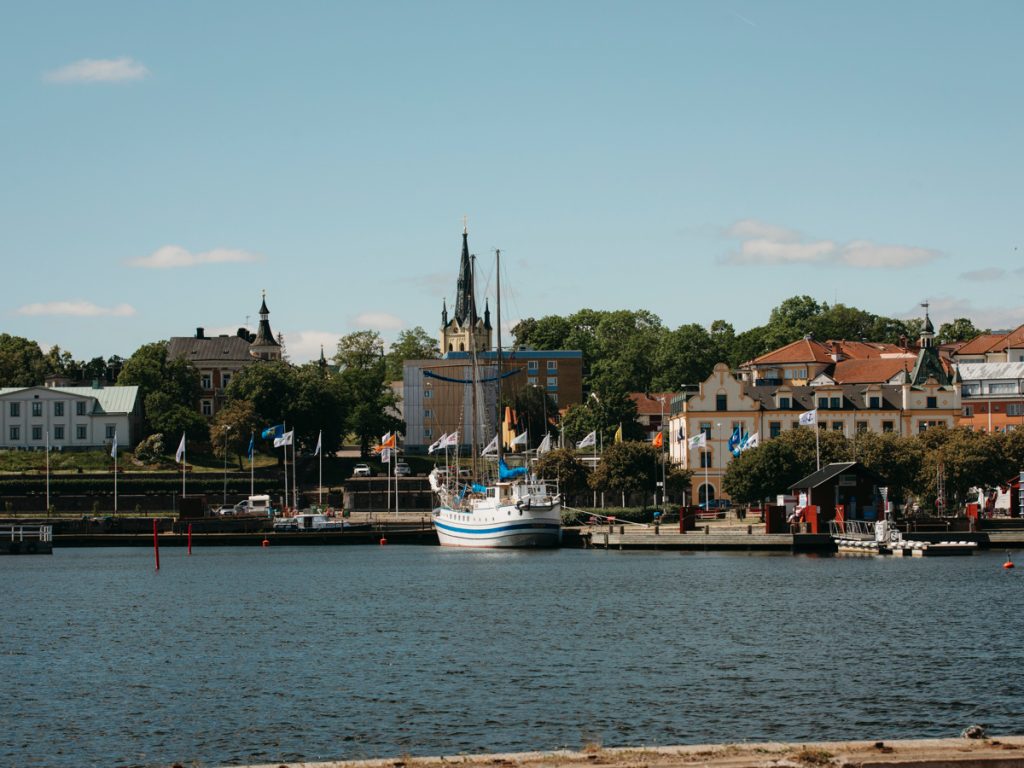 Hamnen och stadssiluetten i Oskarshamn