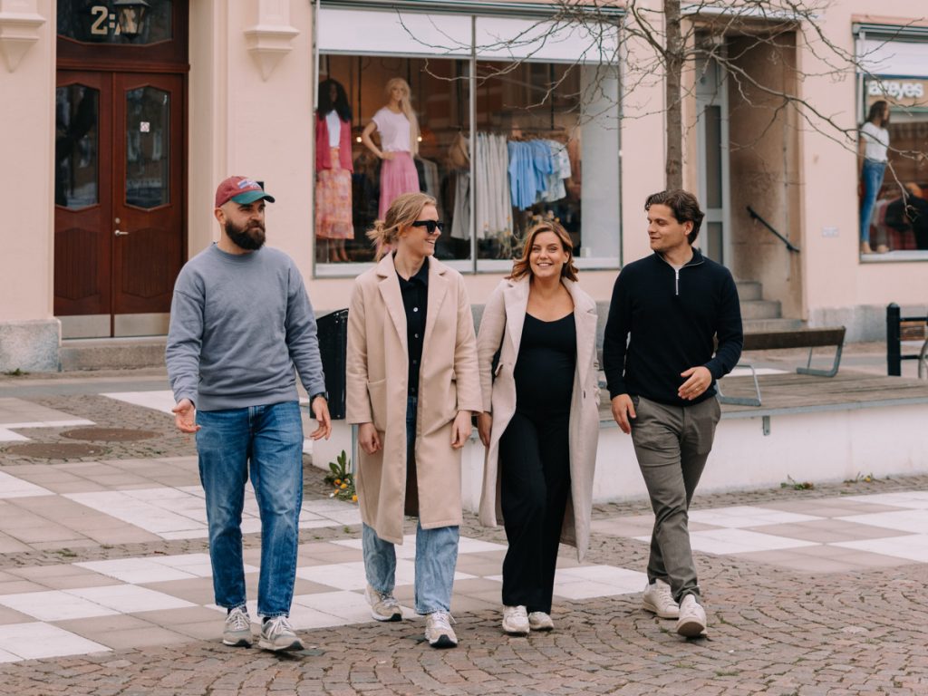 Personer som går på en gågata i Oskarshamn stadskärna