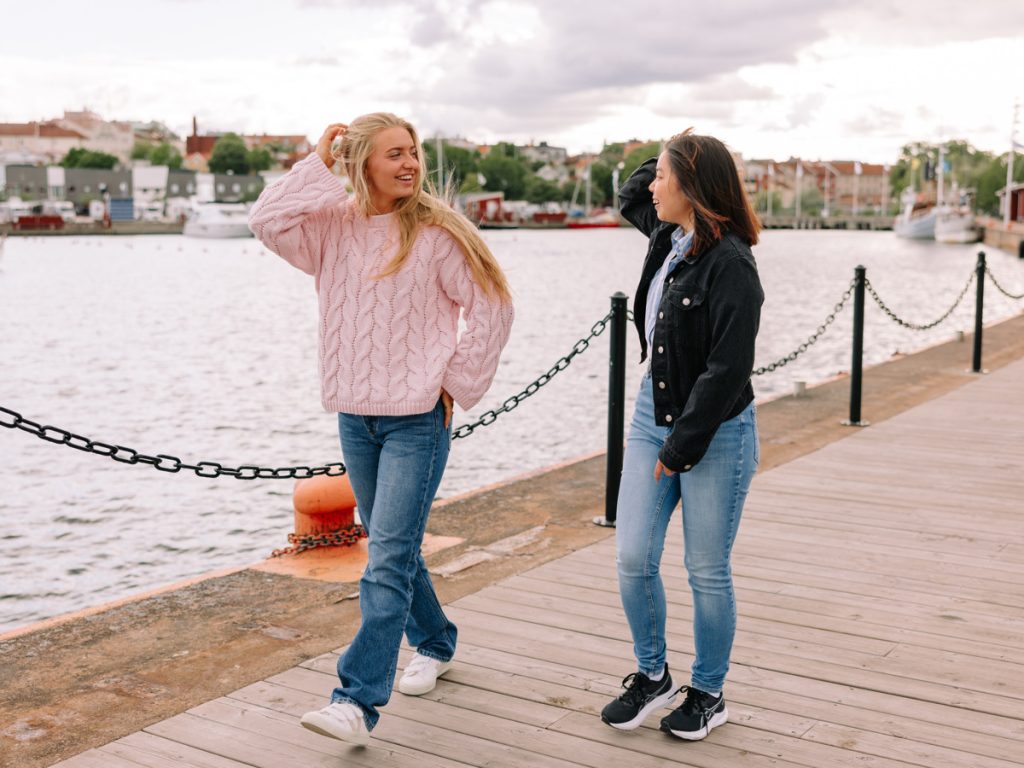 Två personer som går längs med hamnen i Oskarshamn