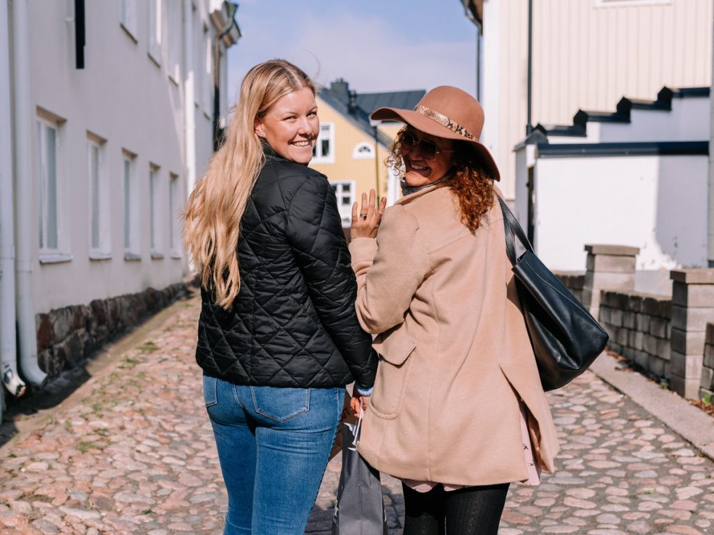 Personer som går på gågata i Oskarshamn