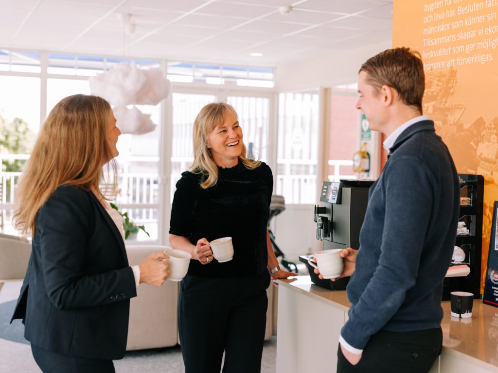 Kollegor som pratar över en kopp kaffe