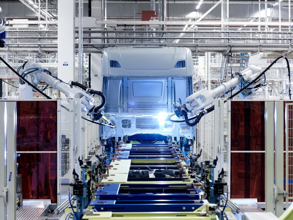 Bild på robotar på line i Scanias karossverkstad