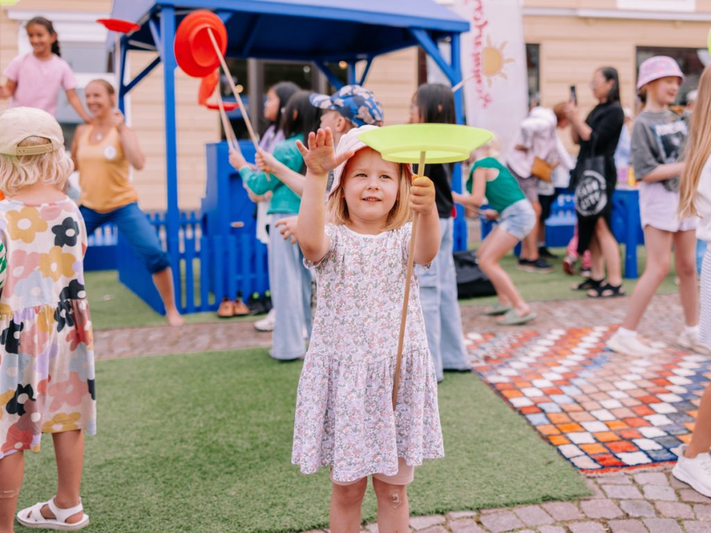 Bild på lekande barn på Sommartorget