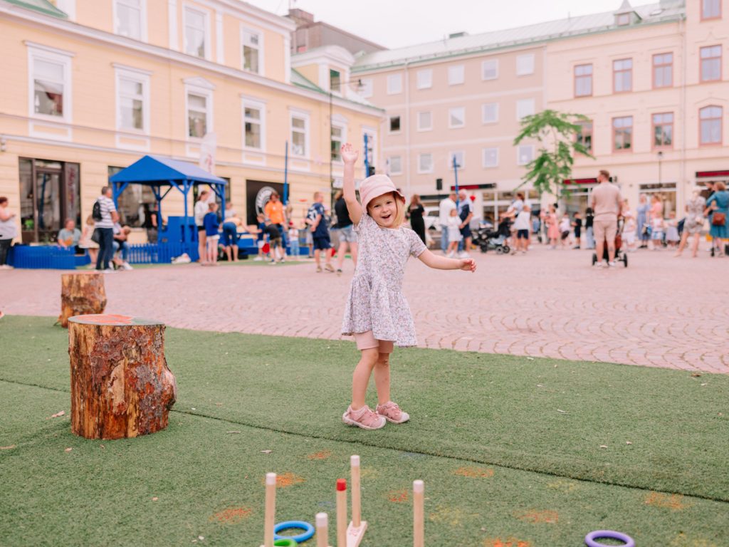 Ett barn som leker på Sommartorget i Oskarshamn.