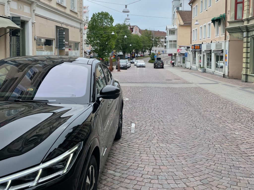 Bil parkerad i Oskarshamn centrum