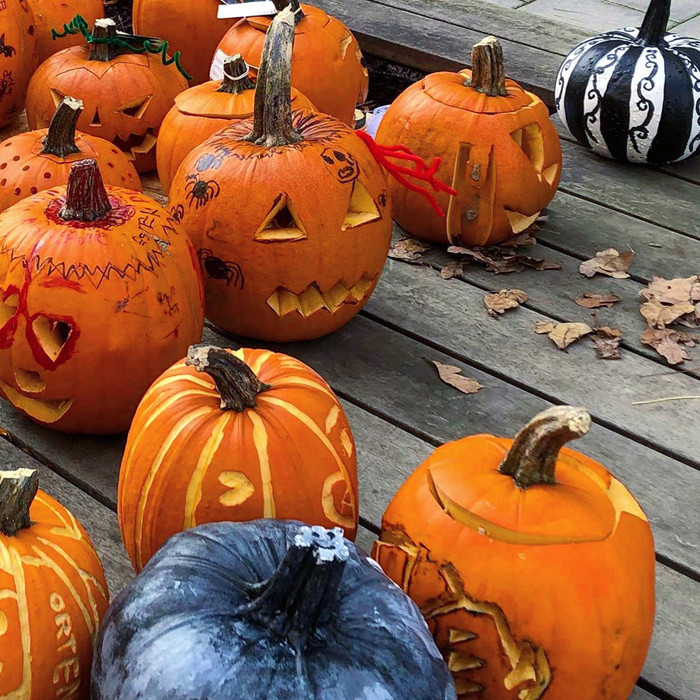 Massa läskiga halloween pumpor i en klump på torget i Oskarshamn
