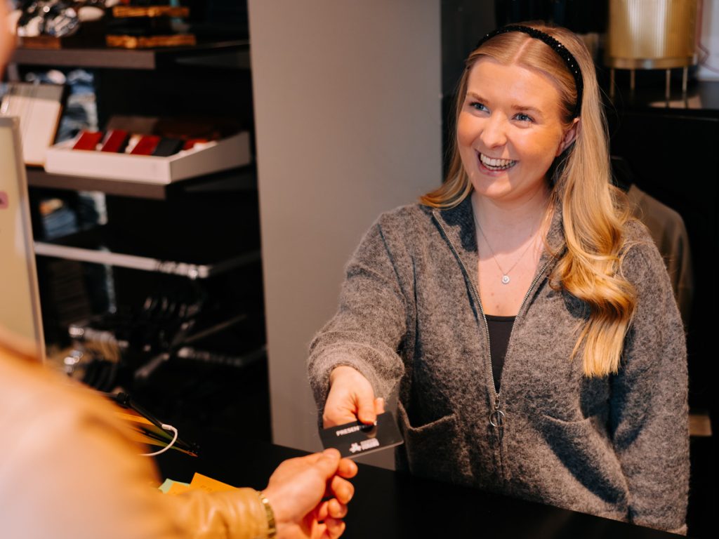Person som tar emot presentkort i butik i Oskarshamn