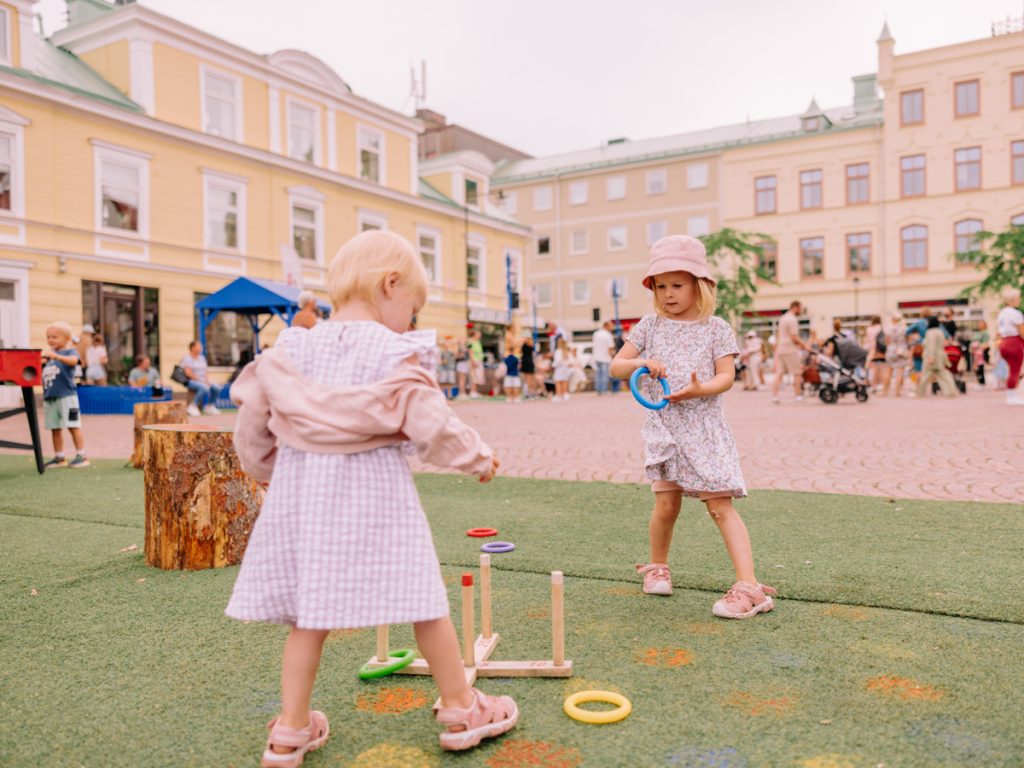 Två barn som leker på Sommartorget i Oskarshamn