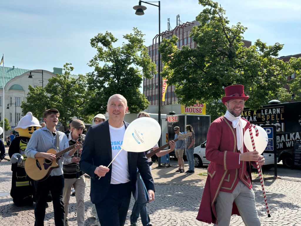 Marknadsgeneralen och flera personer i invigningståget på Tolvskillingsmarken i Oskarshamn