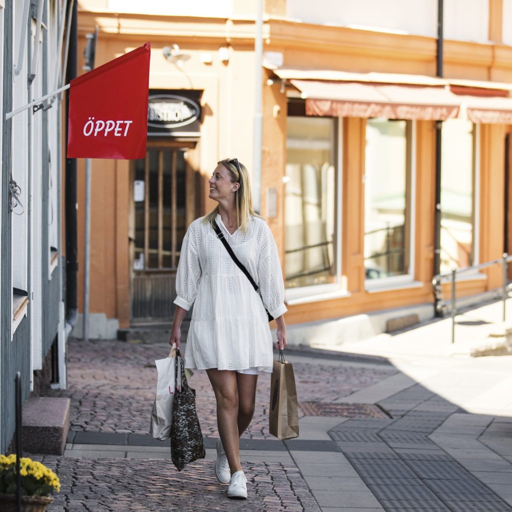 Person med shoppingkassar i Oskarshamns stadskärna