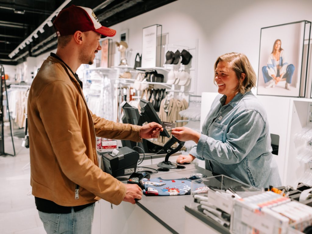 Person som shoppar i Oskarshamn.