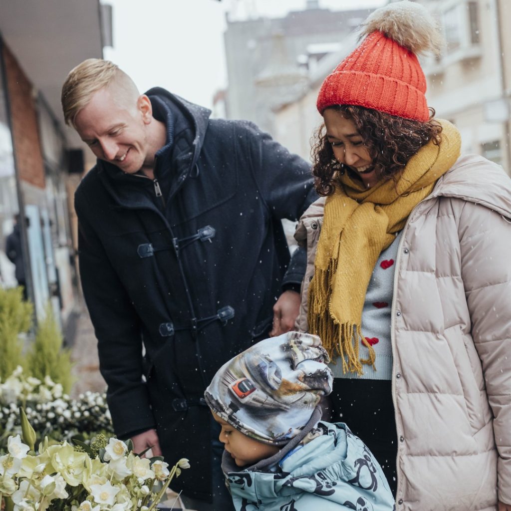 Personer som shoppar i vintertid i Oskarshamns stadskärna.