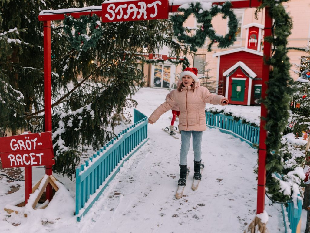 Vintertorget. Barn som åker Grötracet. Oskarshamn. Fotograf Cornelia Höglind.