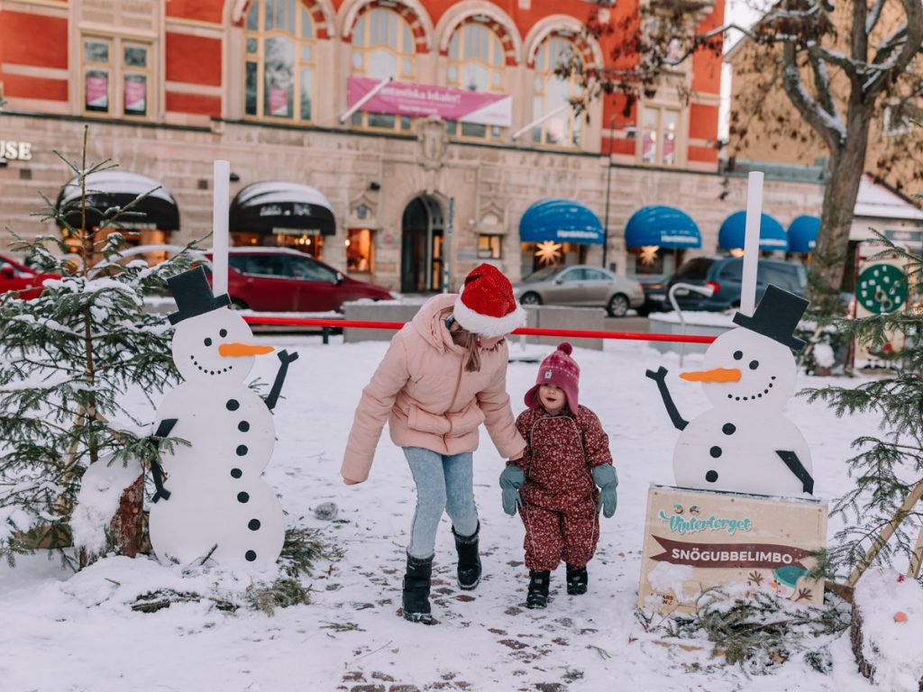 Barn som leker på Vintertorget i Oskarshamn