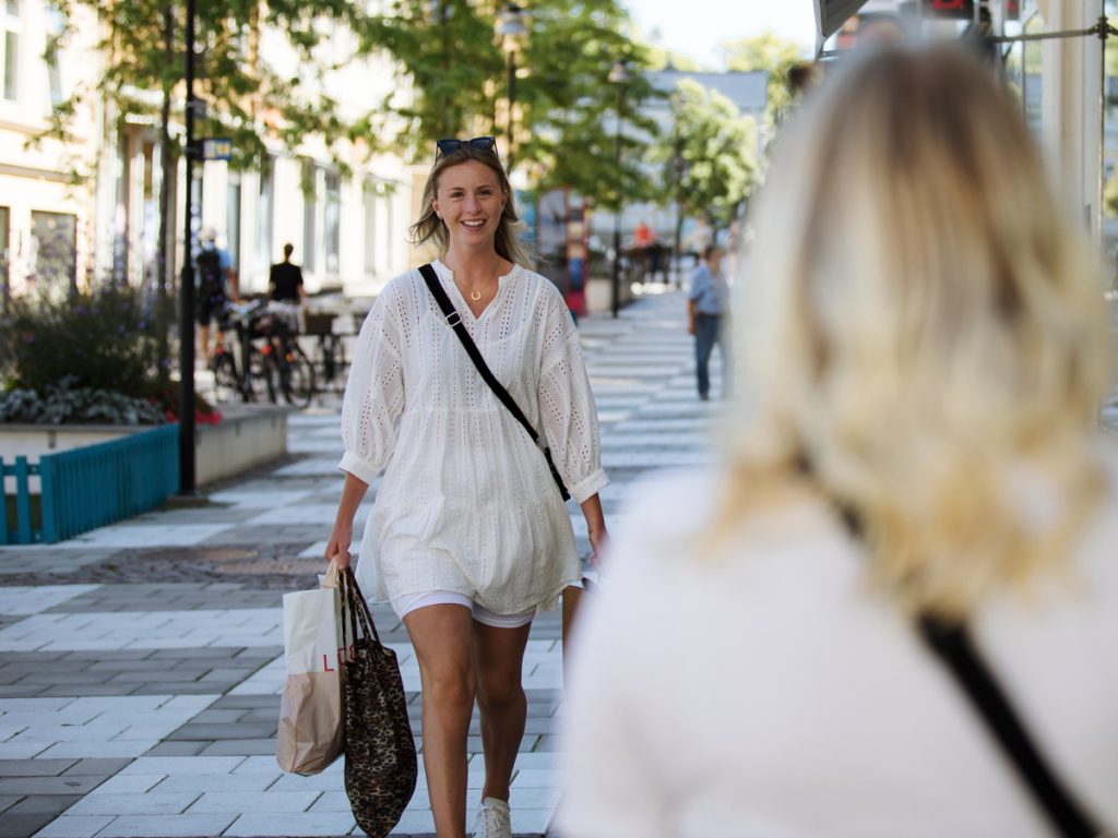 Person med shoppingkassar i Oskarshamn