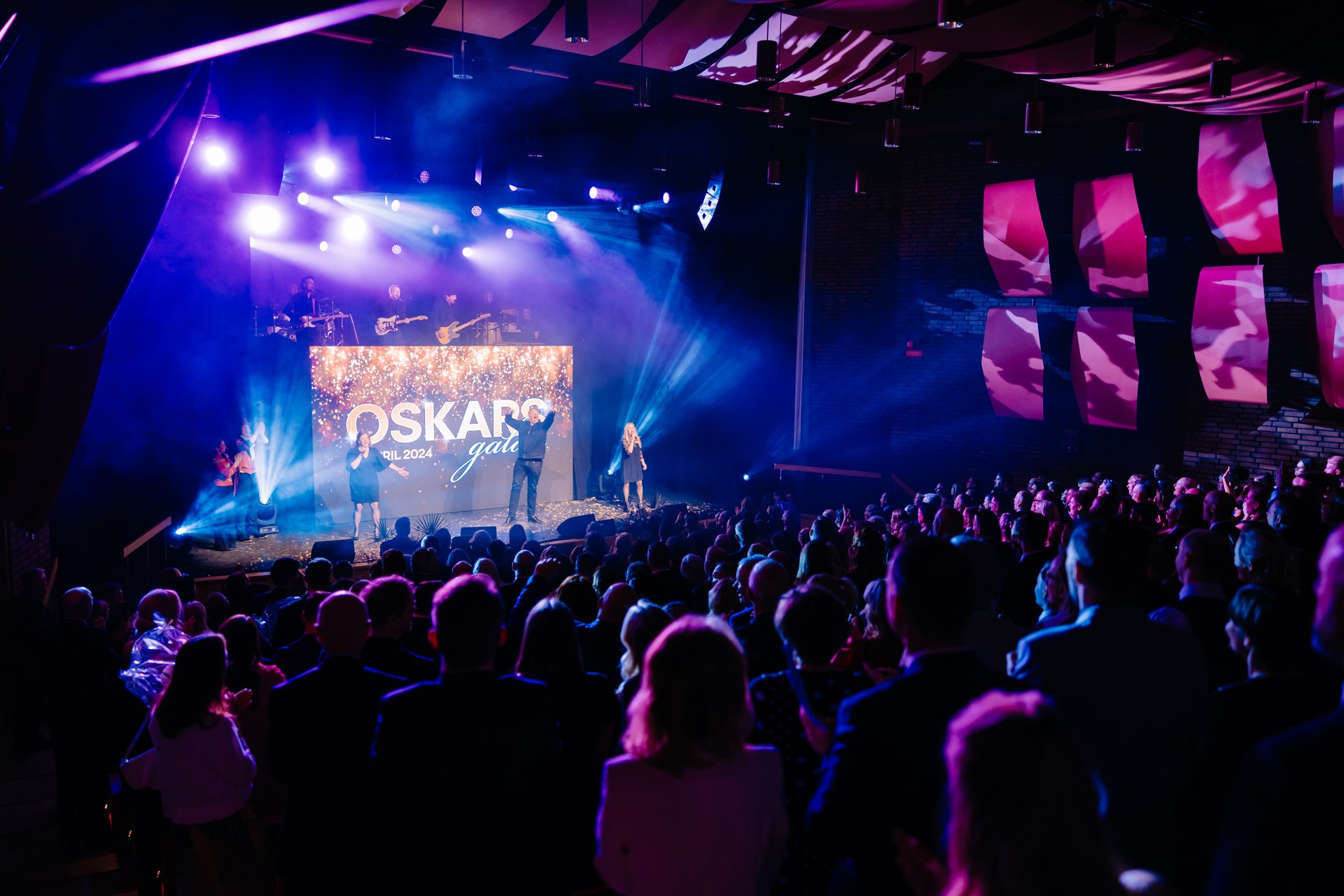 En stor publik sitter och beskådar scenen på Oskarsgalan i Oskarshamn.