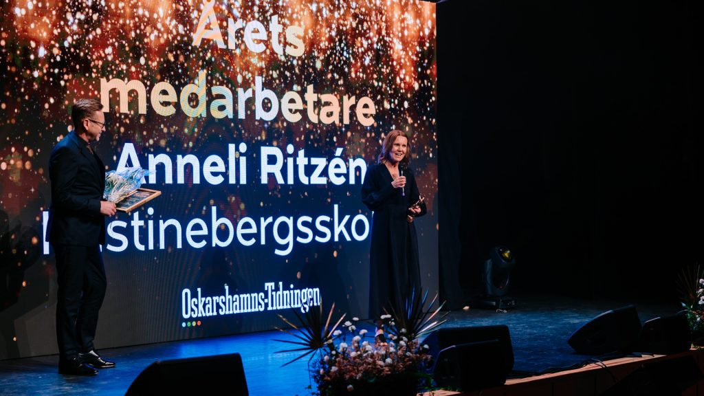 Anneli Ritzén tar emot pris som årets medarbetare på Oskarsgalan 2024.