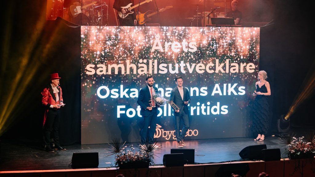 Oskarshamns AIK tar emot pris som årets samhällsutvecklare på Oskarsgalan 2024.