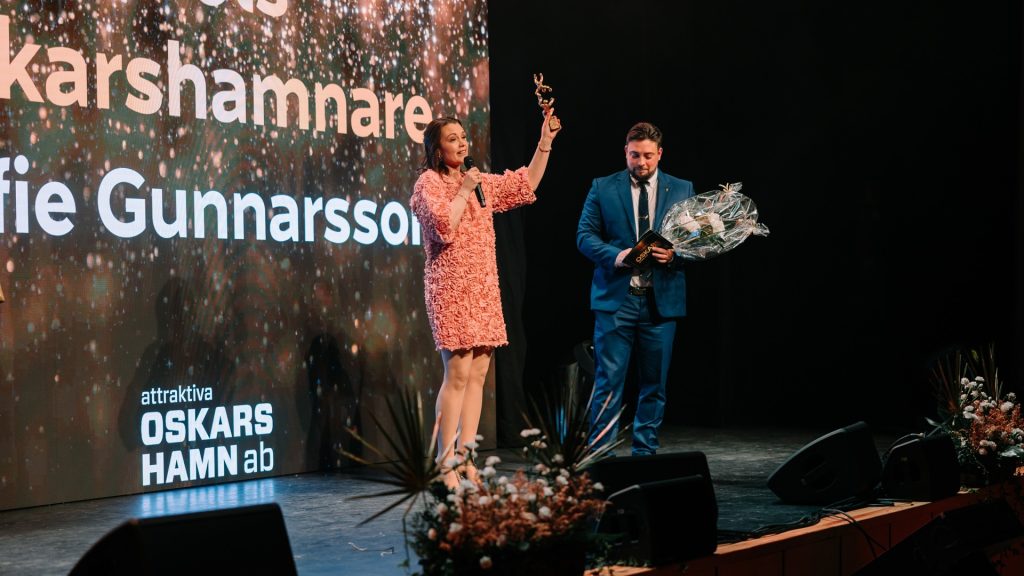 Sofie Gunnarsson tar emot pris som årets oskarshamnare på Oskarsgalan 2024.
