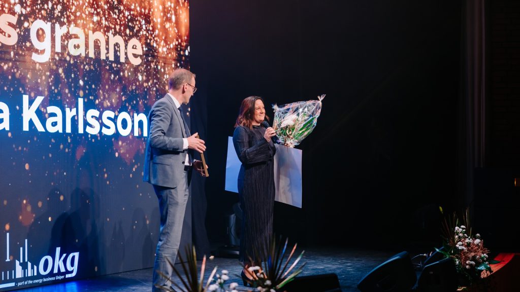 Ulrika Karlsson tar emot pris som årets granne på Oskarsgalan 2024.