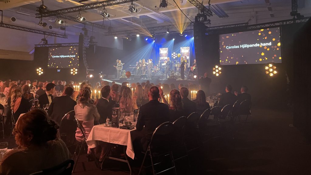 Carolas hjälpande hand tar emot pris som årets granne på Oskarsgalan 2022.