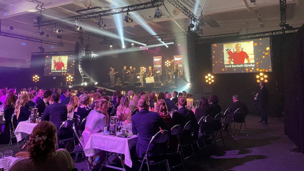Emil Bertzell-Ejneby tar emot pris för årets idrottsprestation på Oskarsgalan 2022.