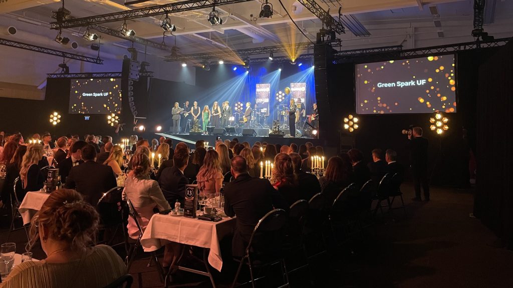 Green Spark UF tar emot pris som årets UF-företag på Oskarsgalan 2022.