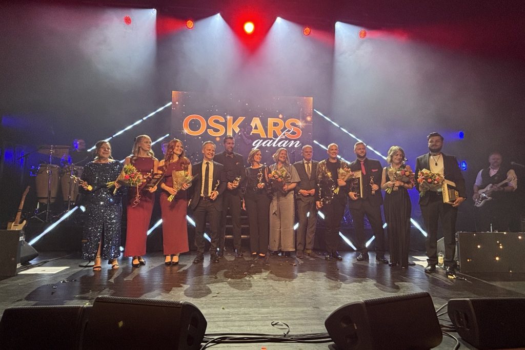 Alla vinnare från Oskarsgalan 2025 samlas på scenen på Forum i Oskarshamn.