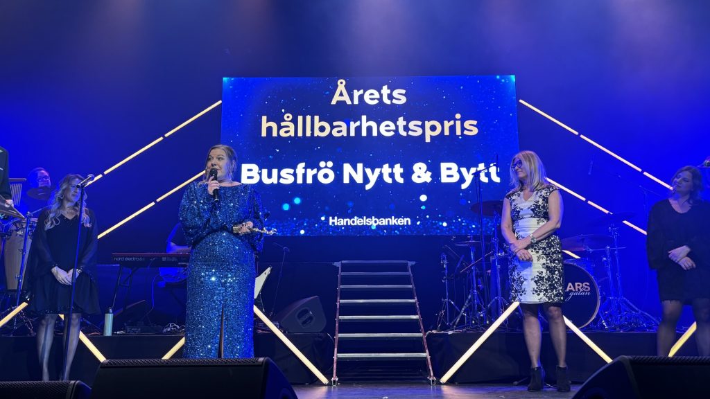 Busfrö tar emot årets hållbarhetspris på Oskarsgalan 2025.