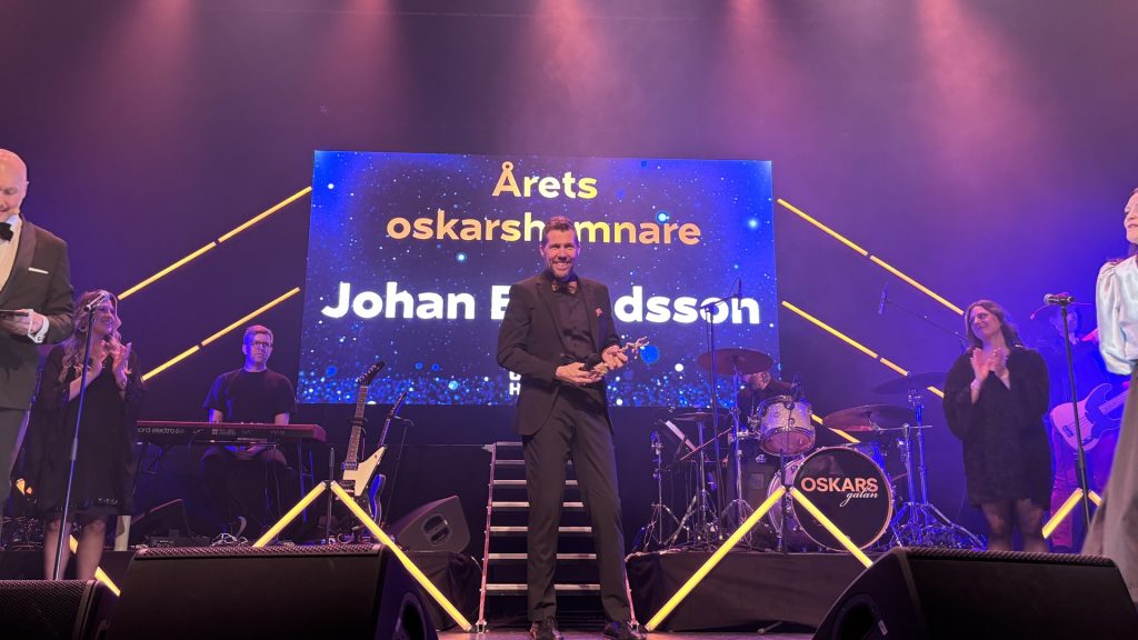 Johan Erlandsson tar emot pris som årets oskarshamnare på Oskarsgalan 2025.