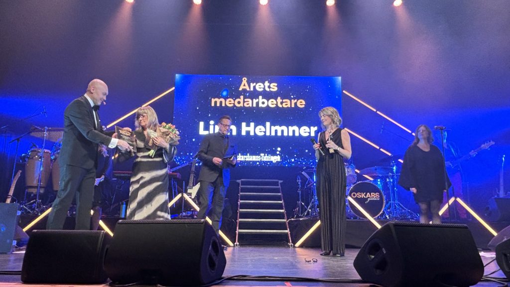 Linn Helmner tar emot pris som årets medarbetare på Oskarsgalan 2025.