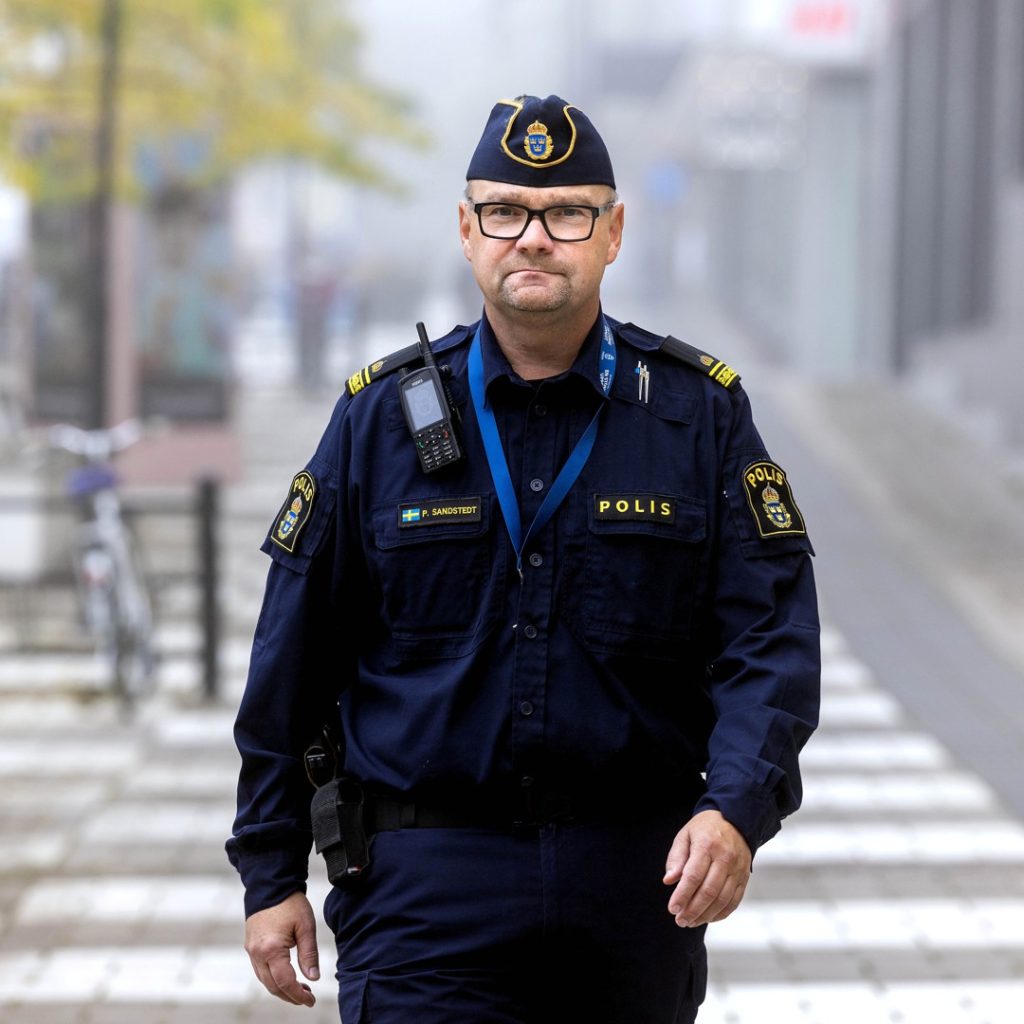 Petter Sandstedt går ner för Oskarshamns gator iklädd polisuniform.