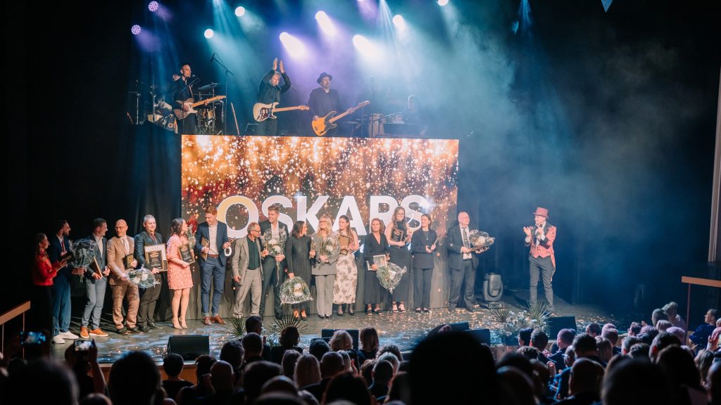 Vinnare Oskarsgalan 2024 som står på scenen i Oskarshamn