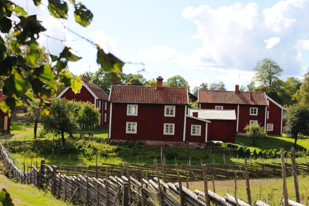 Röda hus i Stensjö by