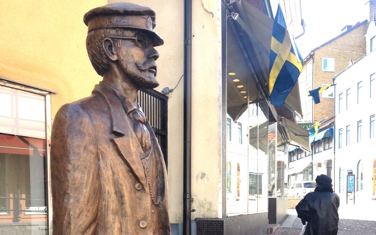 Statyn föreställande Axel Munthe i Oskarshamn