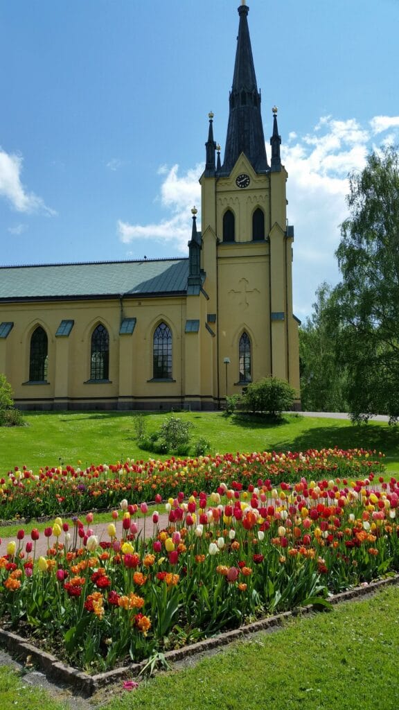 Vackra blommor framför kyrkan i Oskarshamn.