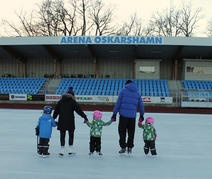 Familj som åker skridskor på Arena Oskarshamn.