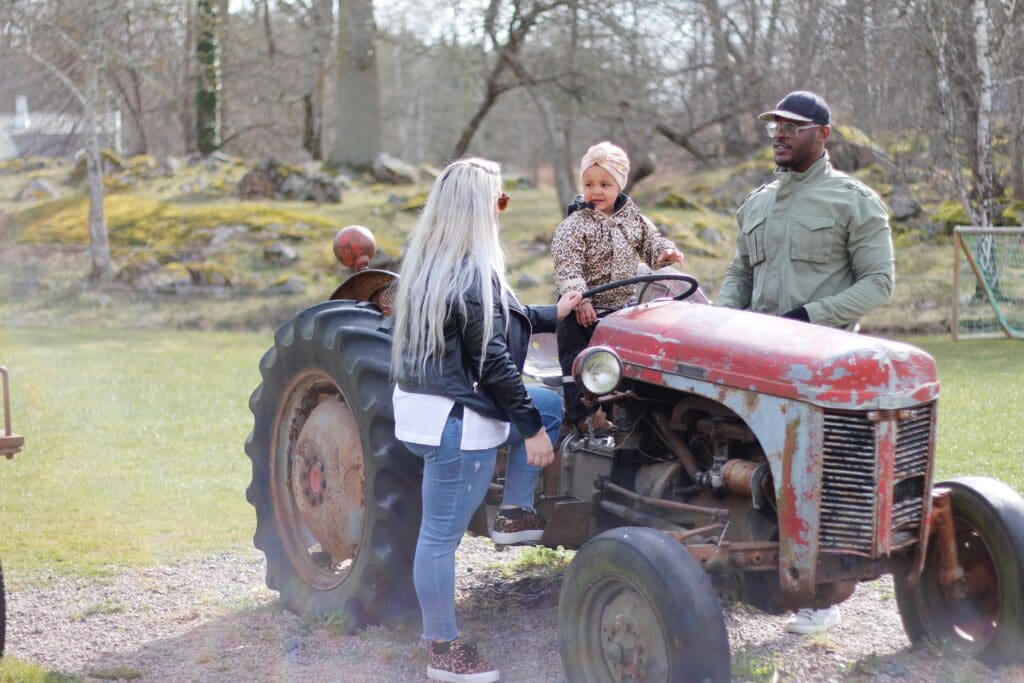 En familj leker på traktorn vid Fallebo gård