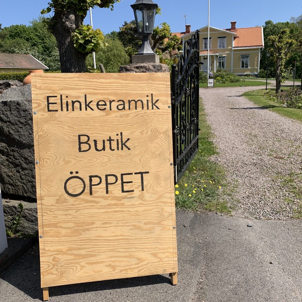 En skylt på vägen hos Elinkeramik med budskapet "Elinkeramik Butik Öppet"